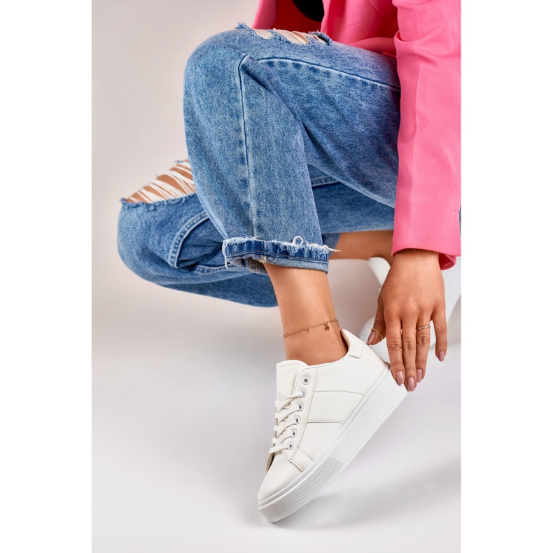 Női fehér tornacipő az emelvényen 1