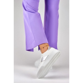 Női fehér tornacipő a platformon ezüst kiegészítéssel 1