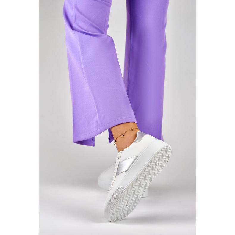 Női fehér tornacipő a platformon ezüst kiegészítéssel 1