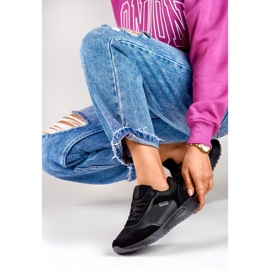 Fekete színű női sportcipő fekete talppal 1