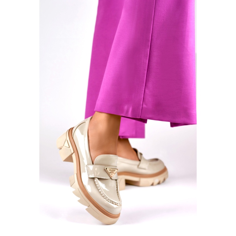 Lakkozott bézs színű divatos női naplopók 2