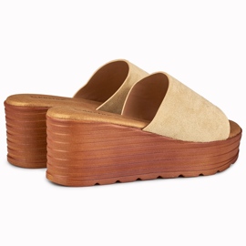 A márka bézs színű szandálja Versis 2