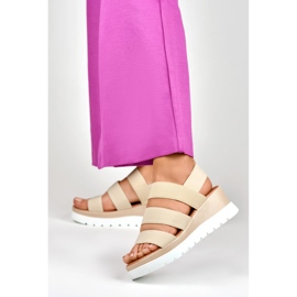 Bézs elasztikus alacsony platformú szandál 2