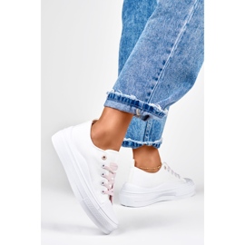 Női fehér tornacipő az emelvényen 1