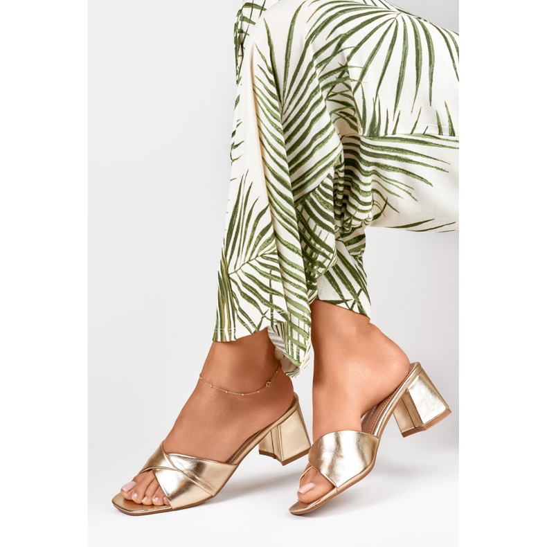 Női arany színű papucs alacsony sarkon aranysárga 1