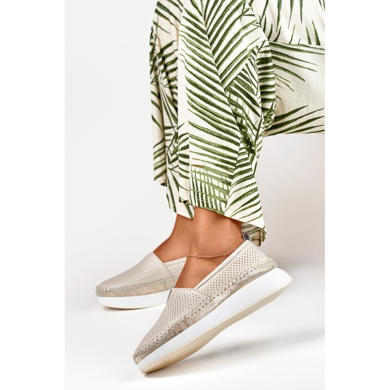 Női bézs áttört bőrcipő 2