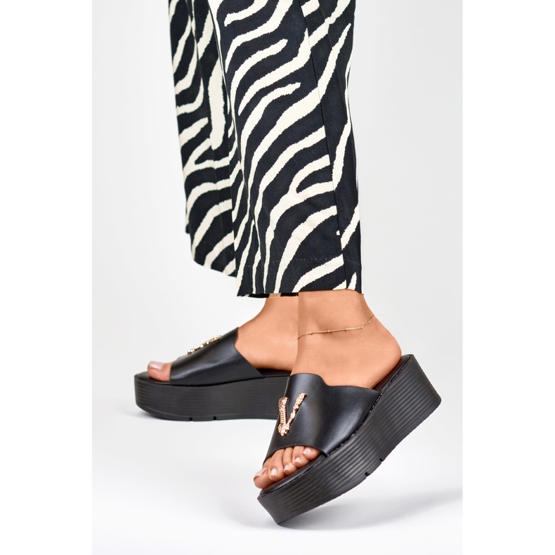 Női fekete ékszandál arany díszítéssel 2