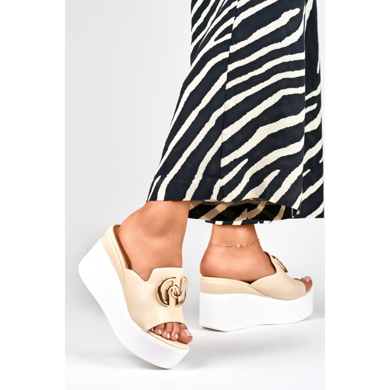 Elegáns bézs színű női ékpapucs 1