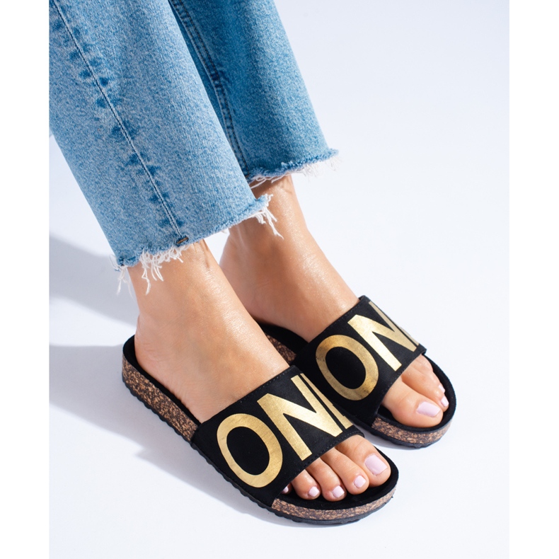 Fekete flip-flop arany felirattal a Shelovet sapkán 1