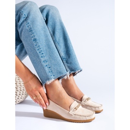 A márka bézs színű velúr ékes cipői a Shelovet 1