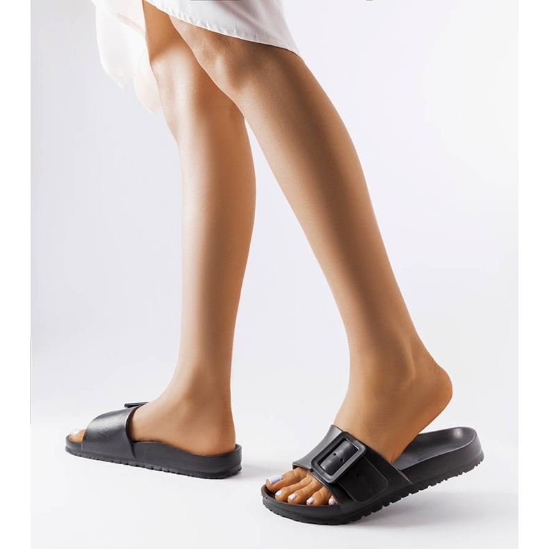 Fekete gumi csúszkák csattal a Nelmtől 2