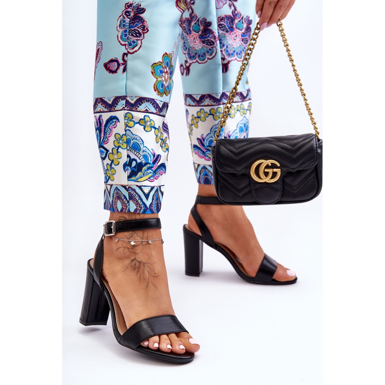 Klasszikus női szandál a sarkon, fekete treada 1