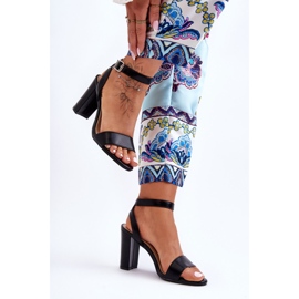 Klasszikus női szandál a sarkon, fekete treada 2