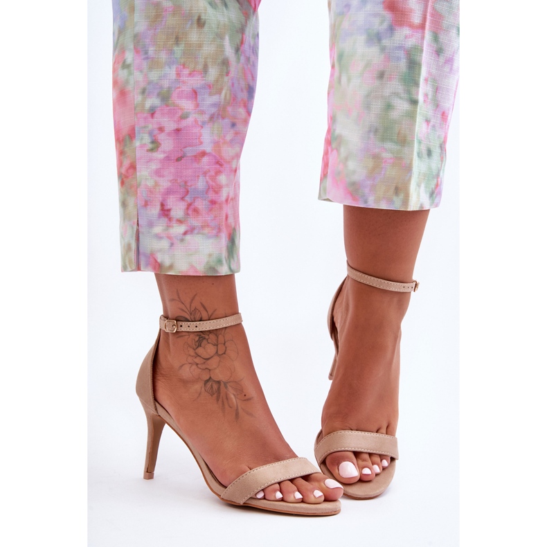 Velúr klasszikus szandál bézs színű Tossa magassarkún 2