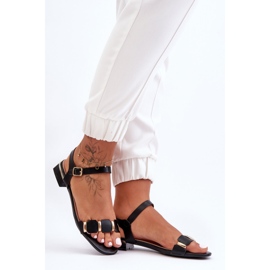 Női szandál dekoratív pánttal, lapos fekete Adissa 1