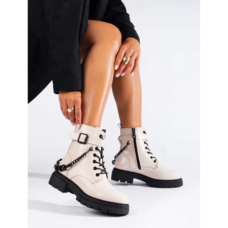 Bézs színű lakkozott munkáscsizma Shelovet lánccal 1