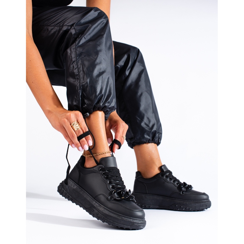 Női fekete tornacipő Shelovet lánccal 1