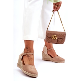 Velúr bézs ék szandál 6