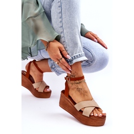 Női öko-bőr szandál a barna-beige ékekhez 2