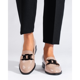 Bézs lakkozott női cipő Vinceza csattal 1