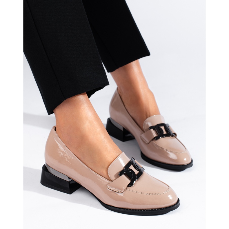 Bézs lakkozott női cipő Vinceza csattal 2