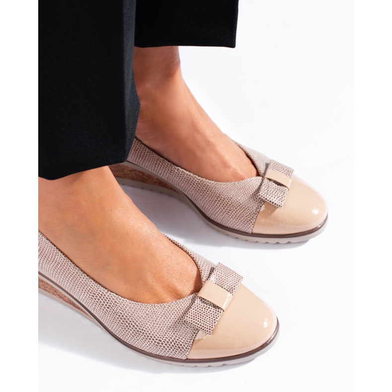 W. Potocki Női bézs pumpák a Potockitól, alacsony ékkel 2