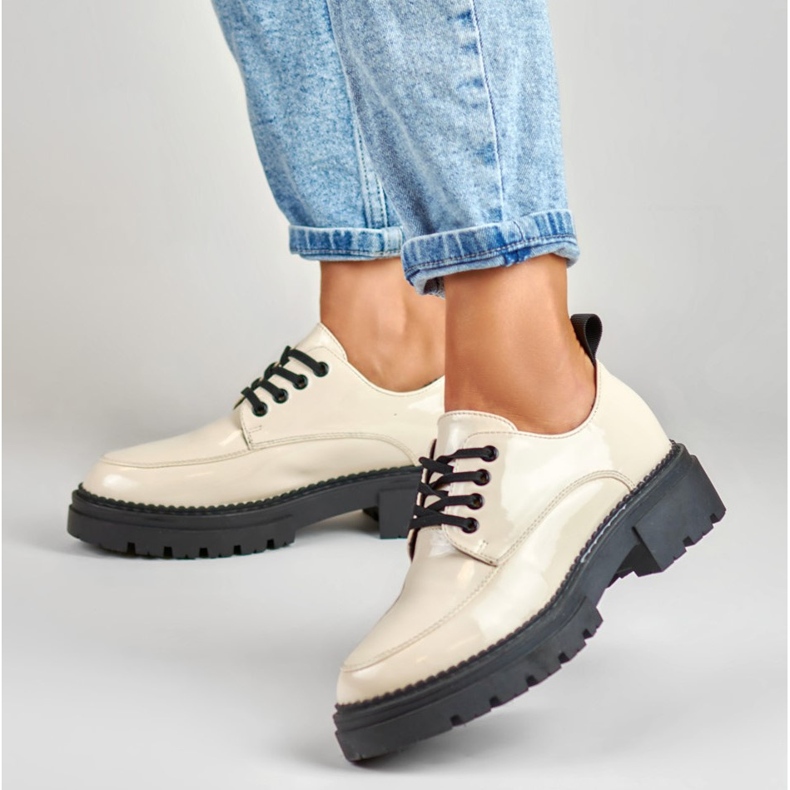 La.Fi Bézs színű lakkozott fűzős cipő 1