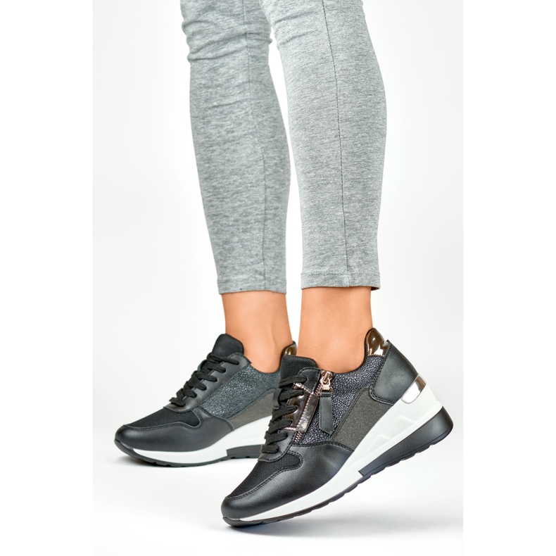 Elegáns fekete ék alakú sportcipő 2