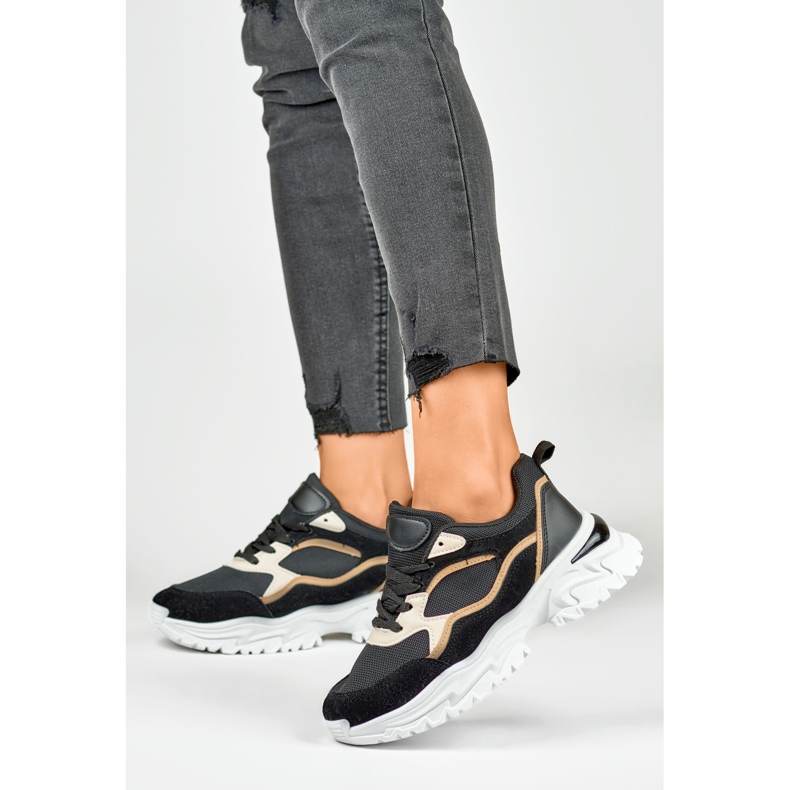 Fekete női tornacipő fehér talpon 2