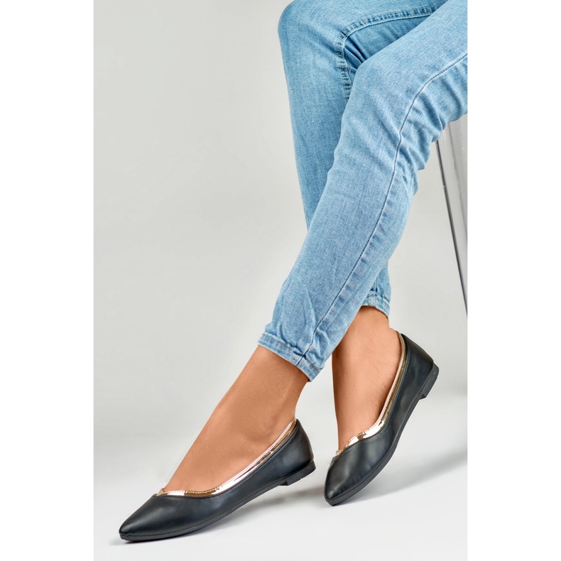 Női fekete balerinák arany díszítéssel 1