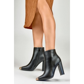 Fekete női csizma dekoratív tüskével 2 Fekete női csizma dekoratív tüskével 2