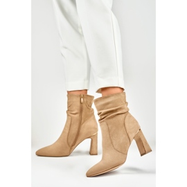 Bézs színű női csizma díszített oszlopon 2 Bézs színű női csizma díszített oszlopon 2