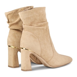 Bézs színű női csizma díszített oszlopon 1 Bézs színű női csizma díszített oszlopon 1