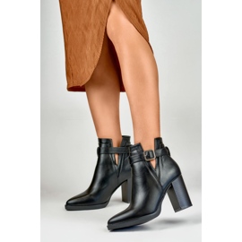 Női kivágott fekete csizma oszlopon bézs 2 Női kivágott fekete csizma oszlopon bézs 2