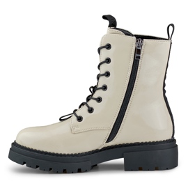 Lakkozott bézs női munkások a Carole-tól 1