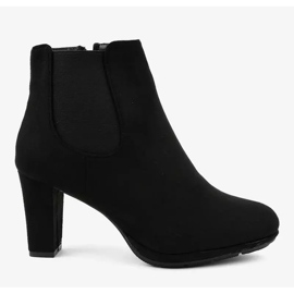 Fekete bokacsizma az F156-2 oszlopon 2