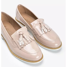 Bézs színű lakkozott cipő Lorena rojtokkal 1