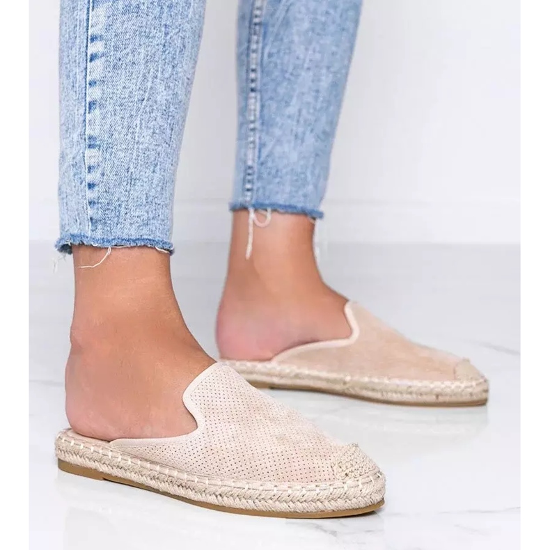 Kinshasa bézs papucs beépített elejével 1 Kinshasa bézs papucs beépített elejével 1