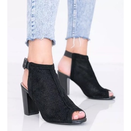 Fekete áttört szandál a Veronika poszton 1