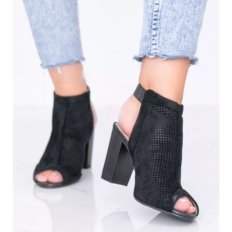 Fekete áttört szandál a Veronika poszton 2