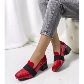 Piros lakkozott cipő Tammy posztján 2