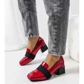 Piros lakkozott cipő Tammy posztján 1