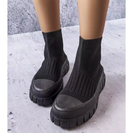 Fekete zoknis tornacipő a Searlaittól 1