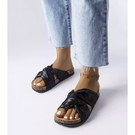 BM Fresne anyaggal díszített fekete csúszdák 1