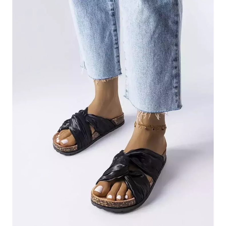 BM Fresne anyaggal díszített fekete csúszdák 1