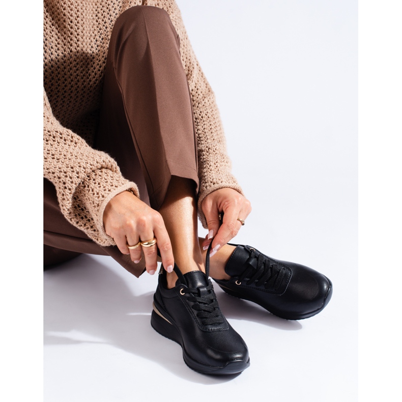 Fekete bőr ék alakú tornacipő a Shelovet márkától 1