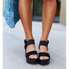 A márka fekete ékszandálja Romani 1