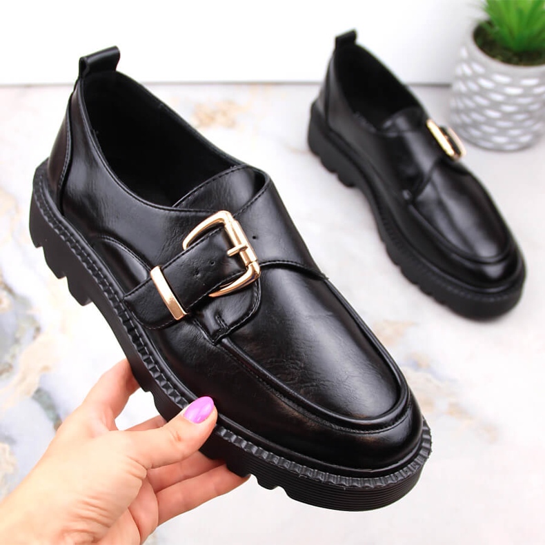 Női cipő a platformon fekete csattal Vinceza 58184 1