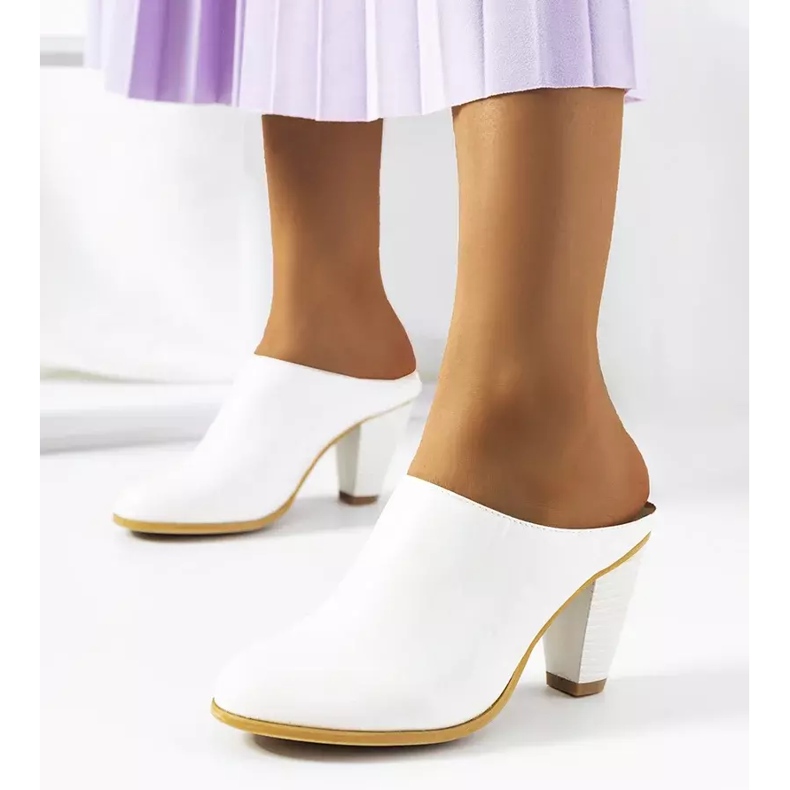 Fehér papucs a Plotkin poszton 1