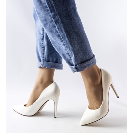 Fehér patentos Marcos tűsarkú 1